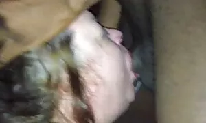 Ragazza a bordo piscina nonni maturi