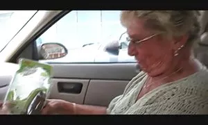 Un po ' nonni maturi di più che deliziosa spinta di dildo dal mio culo